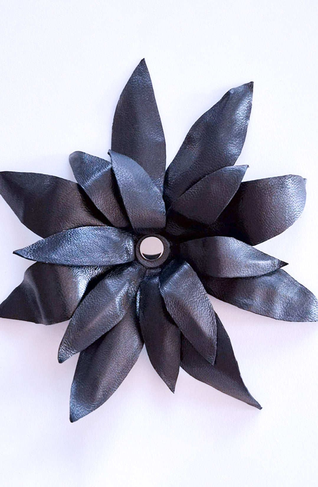 brosche black flower leder marina furin berlin