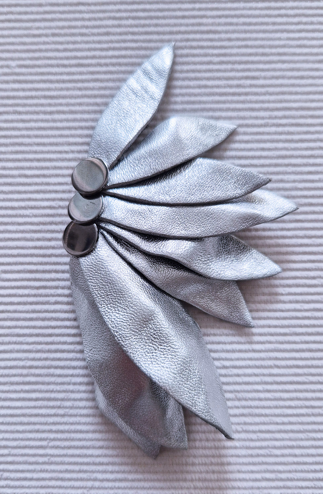 brosche black flower leder marina furin berlin