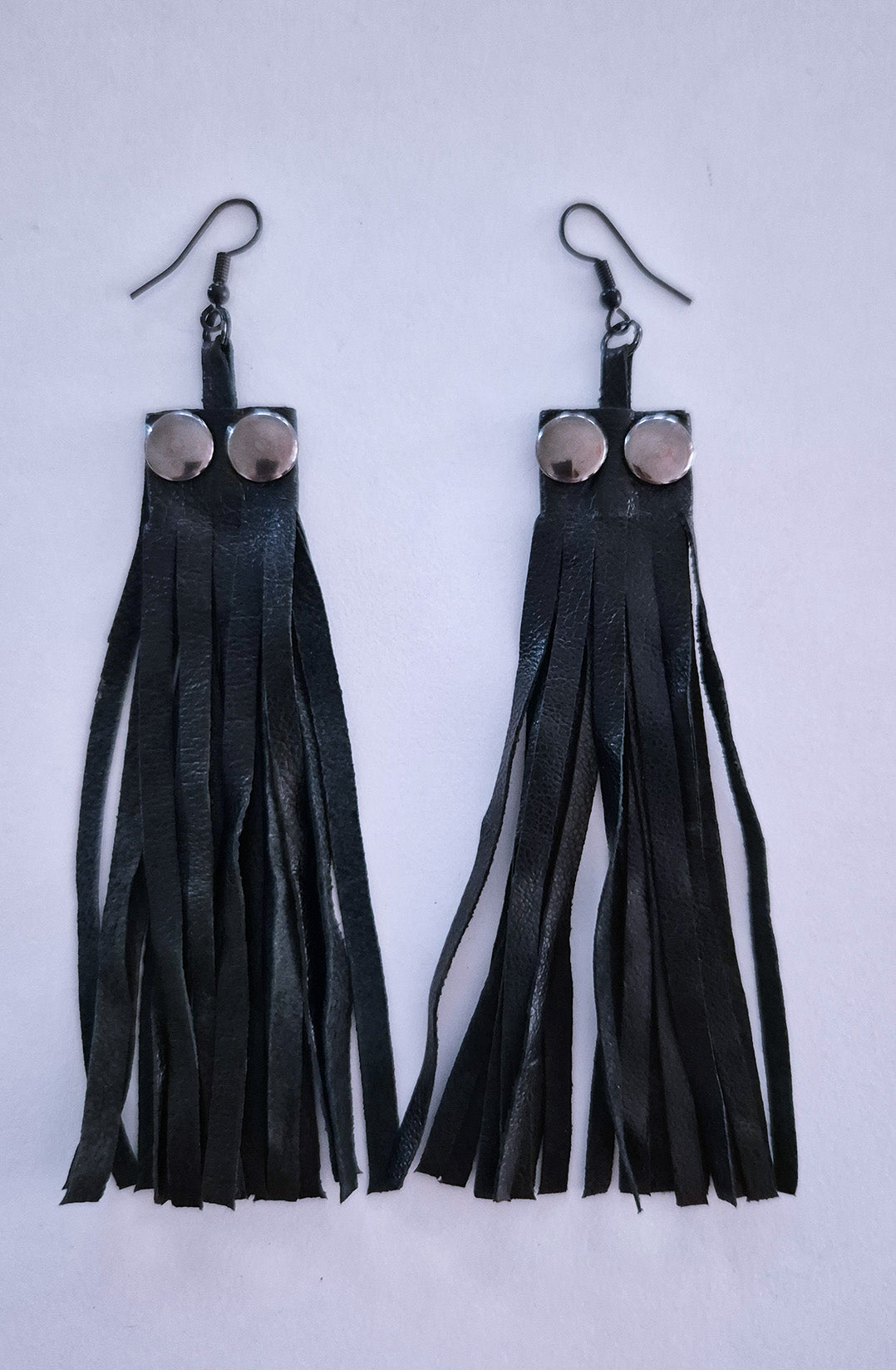 quasten ohrringe black leder schmuck marina furin